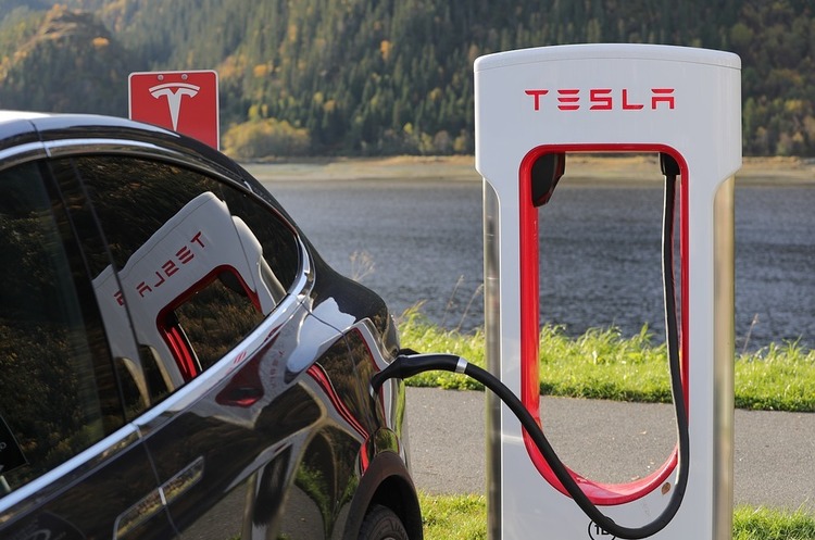 Tesla скорочує 7% своїх працівників, щоб залишатись рентабельною Tesla скорочує 7% своїх працівників, щоб залишатись рентабельною