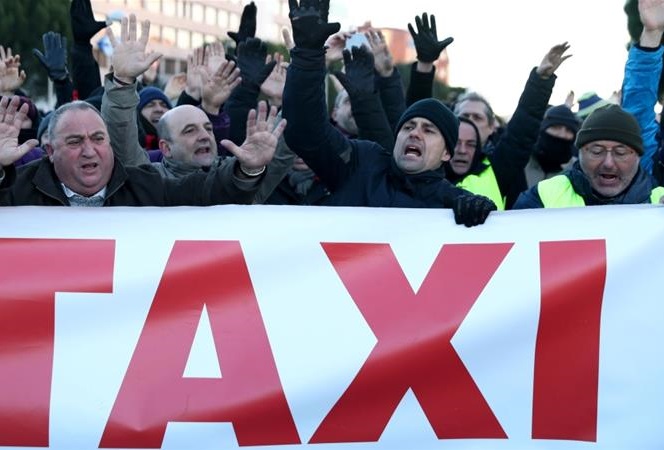 Фото JAVIER LIZÓN EFE/ elpais.com У Барселоні й Мадриді 30 тисяч таксистів бастують проти Uber