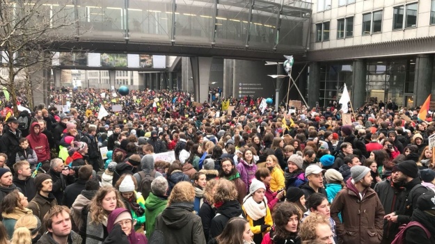 Фото: RTBF Жителі Бельгії знову вийшли на вулицю з вимогою посилити боротьбу з глобальним потеплінням