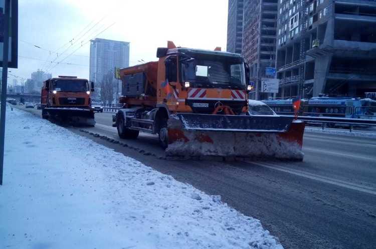 Фото: КМДА Вони працюють: «Київавтодор» продовжує очищувати Київ від снігу