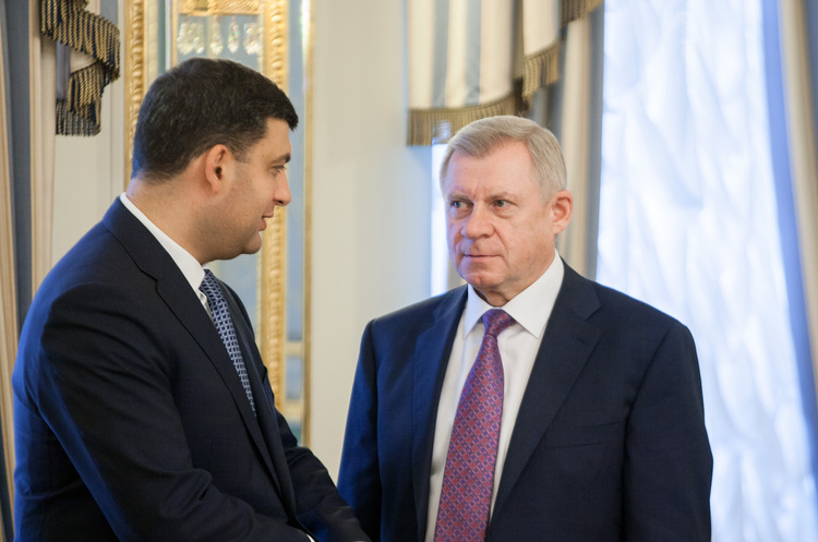 Прем'єр-міністр України Володимир Гройсман і голова НБУ Яків Смолій Держпрограми недофінансовані у 2018 році на 48 млрд грн – Держказначейство