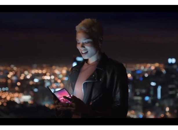 скрін-шот Youtube Samsung «засвітила» у відео свій майбутній розкладний смартфон