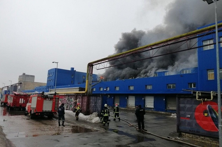 Фото ДСНС Пожежа на складах біля ст. метро «Лісова»: ДСНС попереджає про загрозу обвалу
