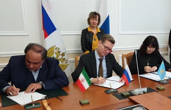 Заступники міністрів агропромислового сектору (зліва направо) Ірану, Росії та Казахстану підписують меморандум Росія і Казахстан постачатимуть в Іран пшеницю, а той вироблятиме борошно на експорт