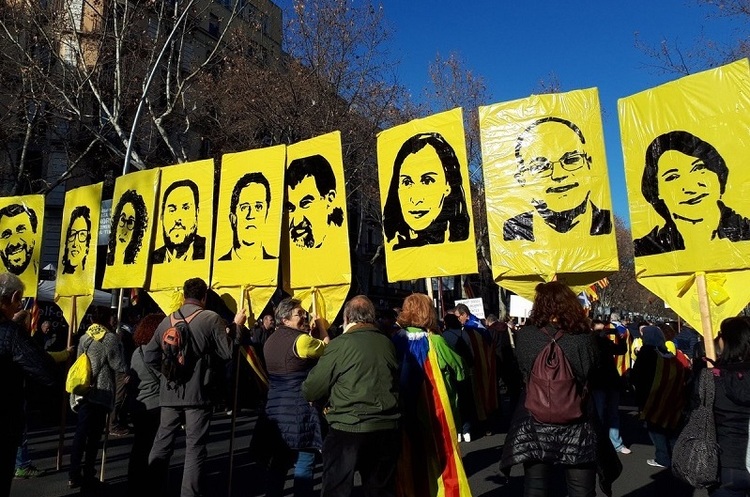 Twitter @CataloniaHelp2 «Прагнення до незалежності – не злочин»: 200 тисяч людей вийшли на вулиці Барселони