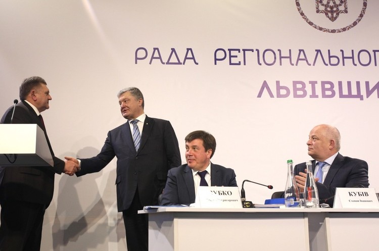 Порошенко заявив, що «не бачив» поправок, які б могли обмежити діяльність ФОПів на єдиному податку Порошенко заявив, що «не бачив» поправок, які б могли обмежити діяльність ФОПів на єдиному податку