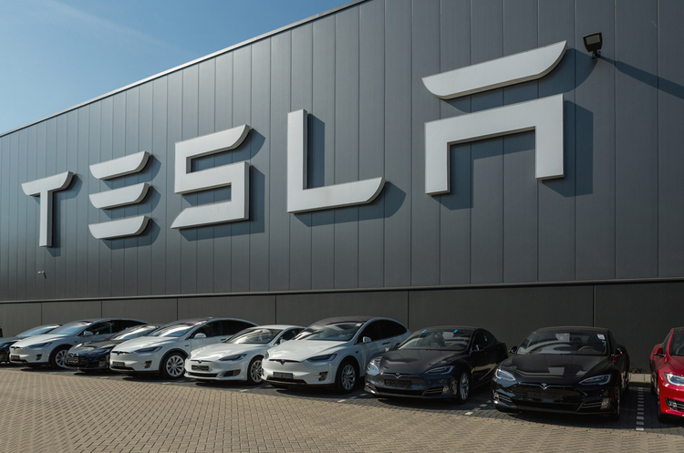 Tesla Model S, що зайнявся після аварії, «вбив» свого господаря, закривши усі дверцята Tesla Model S, що зайнявся після аварії, «вбив» свого господаря, закривши усі дверцята