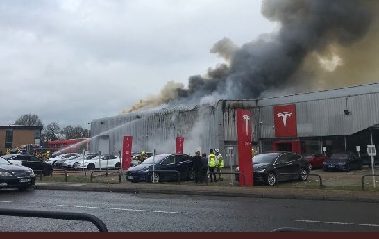 фото ВВС В Британії загорівся автосалон Tesla з автомобілями