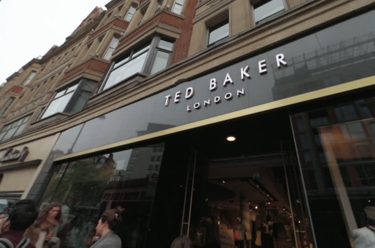 Примушував працівників обніматися: глава бренду Ted Baker пішов з посади через скандал