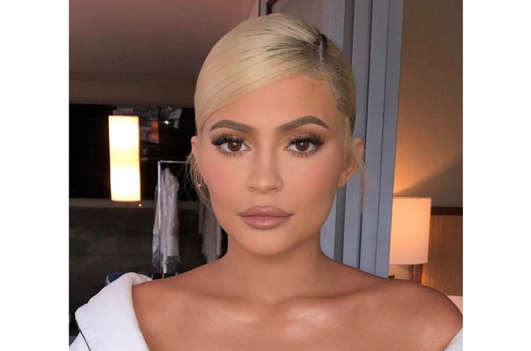 Facebook @KylieJenner Статус наймолодшого мільярдера у світі в Цукерберга відібрала жінка