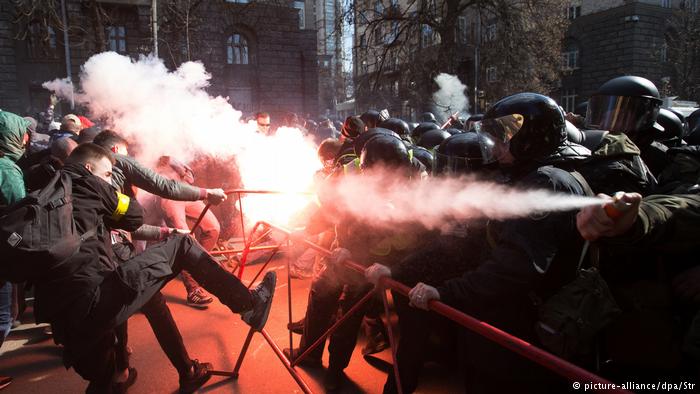 Нацполіція: 18 правоохоронців травмовано під час сутичок у Черкасах і Києві Нацполіція: 18 правоохоронців травмовано під час сутичок у Черкасах і Києві