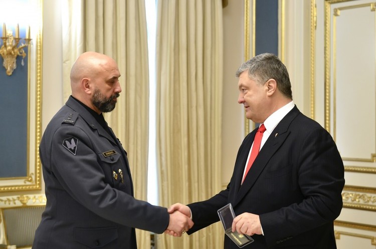 Сергій Кривонос (зліва), Петро Порошенко Заступником секретаря РНБО замість Гладковського став кандидат у президенти Сергій Кривонос