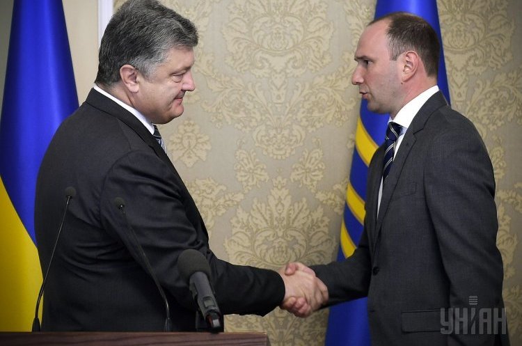 Петро Порошенко та Єгор Божок Порошенко звільнив Єгора Божка з посади голови Служби зовнішньої розвідки України