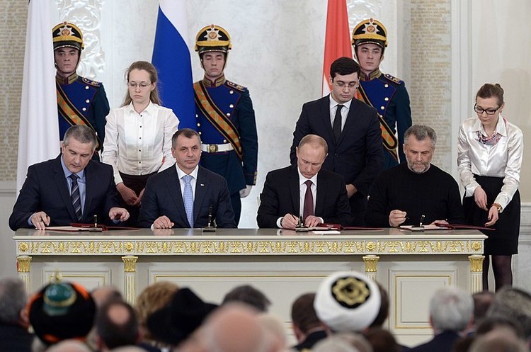 Путін, Аксьонов, Константинов і Чалий підписують анексію Криму У Госдумі РФ запропонували зобов’язати Україну компенсувати Криму втрати за 25 років