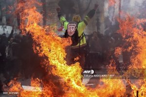 «Жовті жилети» вийшли за рамки: Макрон обіцяє жорстку відповідь протестувальникам