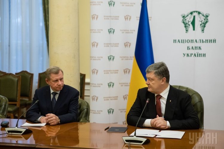 Голова НБУ Яків Смолій та Президент України Петро Порошенко Кандидатська з економіки: Петро Порошенко, держфінанси і банки