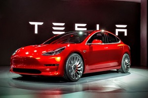 Tesla подає до суду на колишнього співробітника за крадіжку технології автопілота