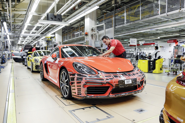 Porsche виплатить своїм працівникам по 9700 євро за старанність Porsche виплатить своїм працівникам по 9700 євро за старанність