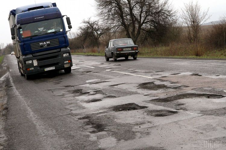 Фото: УНІАН Українці відтепер можуть відстежувати витрати на ремонт доріг онлайн