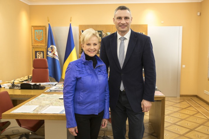 До Києва прибула вдова Джона Маккейна, щоб бути спостерігачем на виборах
