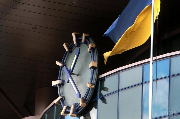 Фото: УНІАН Україна в день виборів перевела годинники на літній час