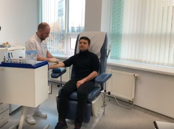 Зеленський та Порошенко здали аналізи перед дебатами (ВІДЕО) (ОНОВЛЕНО) Зеленський та Порошенко здали аналізи перед дебатами (ВІДЕО) (ОНОВЛЕНО)