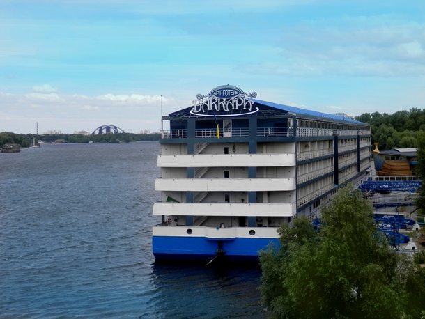 Фото: skidochnik Київський готель на воді «Баккара» виставлено на продаж за 75,3 млн грн