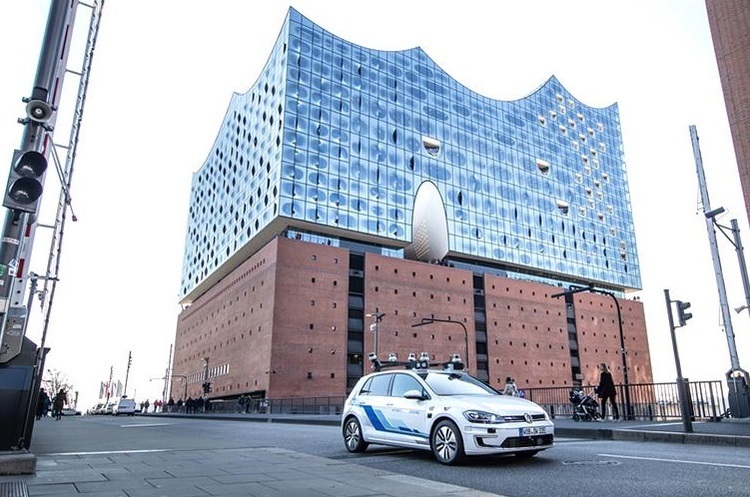 www.volkswagen-media-services.ru Volkswagen почав тестувати безпілотні автомобілі на «цифровій трасі» в Гамбурзі