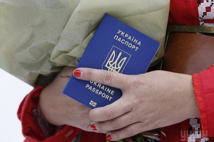 Фото: УНІАН ДП «Документ» припинив видачу біометричних паспортів та ID-карток