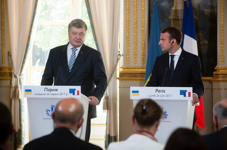 архівне фото Президент Франції Макрон підтвердив, що зустрінеться і з Порошенком, і з Зеленським