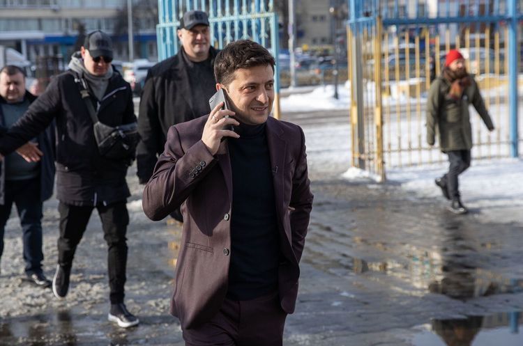 Володимир Зеленський Зеленський чекатиме на Порошенка 19 квітня на НСК «Олімпійський» – штаб Зе