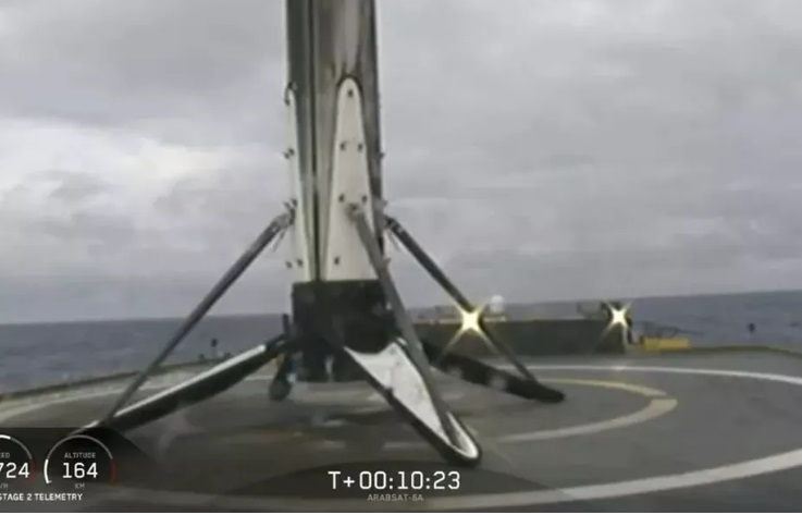 theverge.com Ступінь ракети Falcon Heavy, який успішно повернувся з космосу, випав з корабля і потонув