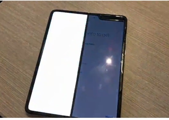 поламаний Samsung Galaxy Fold В Samsung не будуть переносити старт продажів гнучких Galaxy Fold через поламані екрани