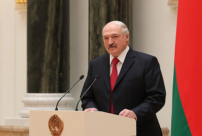 Олександр Лукашенко Лукашенко привітав Зеленського із перемогою на виборах