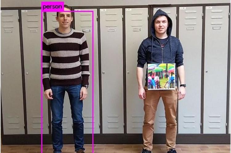 фото Thys et al/zdnet.com Вчені розробили принт на футболці, який робить людину невидимою для камер спостереження