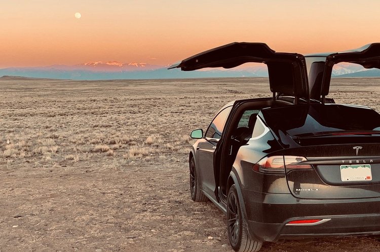 Маск пообіцяв, що Tesla почне пропонувати автівки без керма за 2 роки Маск пообіцяв, що Tesla почне пропонувати автівки без керма за 2 роки