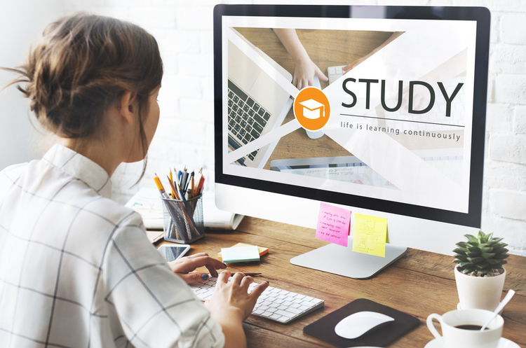 фото Shutterstock Освітню платформу Coursera оцінили в більш як $1 млрд