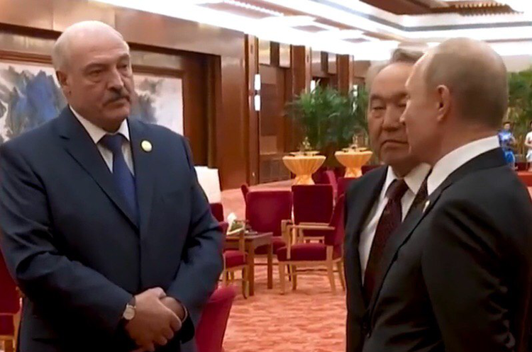 Олександр Лукашенко, Нурсултан Назарбаєв, Владімір Путін Лукашенко образився на Путіна і достроково покинув саміт у Китаї