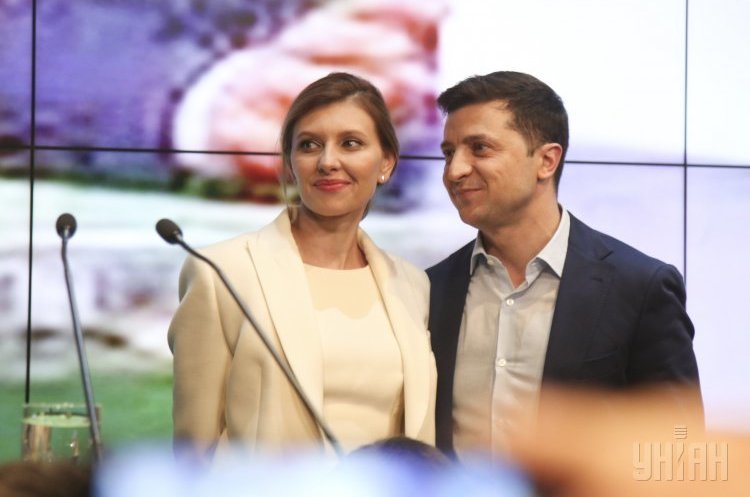 Володимир Зеленський з дружиною Оленою ЦВК оголосила Зеленського переможцем президентських виборів – 2019
