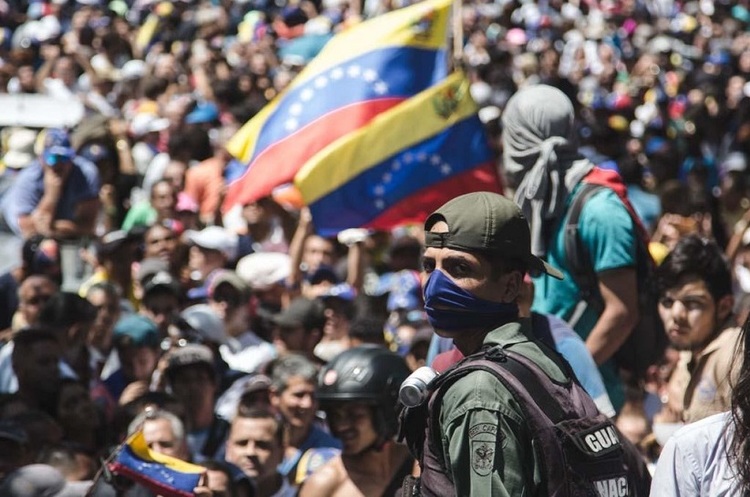 Twitter Juan Guaidó ‏ Венесуельці вийшли на вулиці – Гуайдо оголосив «фінальний етап» операції зі зміщення Мадуро