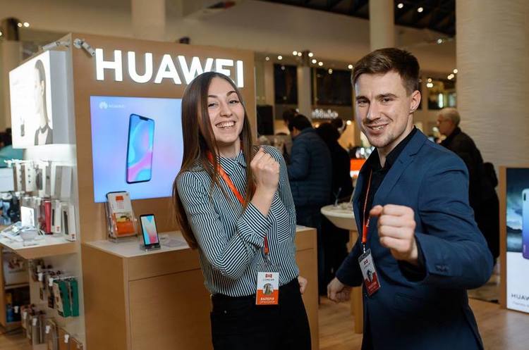 фото Huawei Mobile IDC: продажі телефонів Huawei стрімко зростають, а в Apple і Samsung – падають