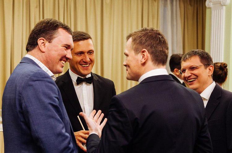 Микола Демченко (по центру) на зустрічі випускників kmbs KMBS Alumni: «Ми використали досвід масонів, Мальтійського ордену та Стенфорда»