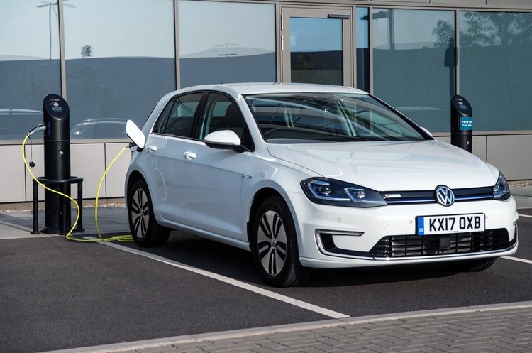 VW Golf Electric Bloomberg розповів, коли електромобілі стануть дешевшими за звичайні авто