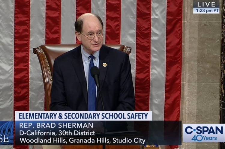 Twitter Rep. Brad Sherman ‏ У США конгресмен закликає заборонити криптовалюту, тому що вона підриває авторитет долара