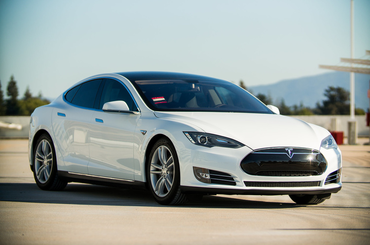 Електромобіль Tesla раптово загорівся на парковці у Гонконзі Електромобіль Tesla раптово загорівся на парковці у Гонконзі