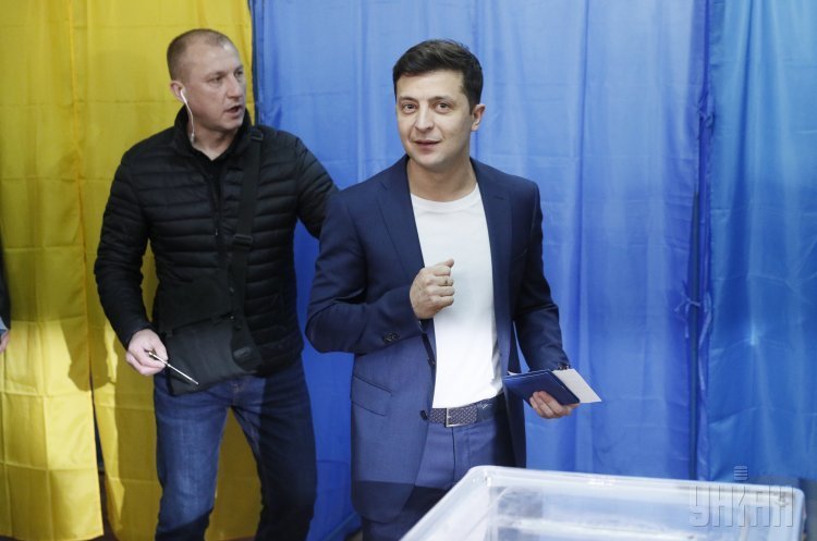 Кандидат в президенты Украины Владимир Зеленский во время голосования во втором туре президентских выборов 21 апреля 2019 Предвыборный фонд Владимира Зеленского: кем были основные доноры