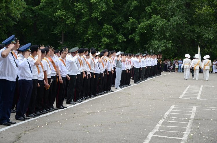 Запорізький ліцей з посиленою військово-фізичною підготовкою «Захисник» Кабмін дозволив дівчатам вступати до військових ліцеїв