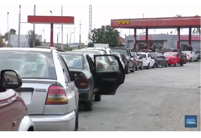 У Венесуелі – кілометрові черги за бензином: в країні закінчується пальне