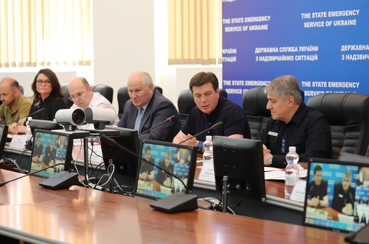 https://www.dsns.gov.ua Штаб ДСНС зібрався на екстрене засідання через повені на Західній Україні