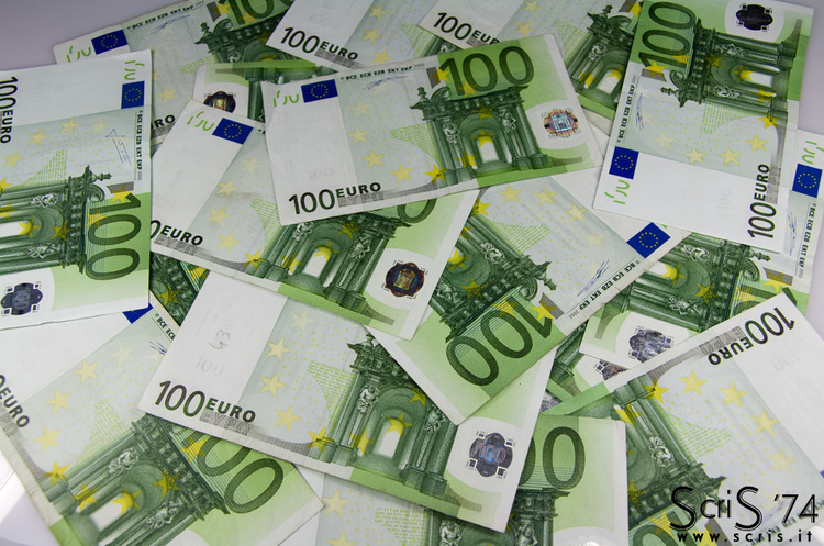 В єврозоні ввели в обіг нові купюри номіналом у 100 та 200 євро В єврозоні ввели в обіг нові купюри номіналом у 100 та 200 євро